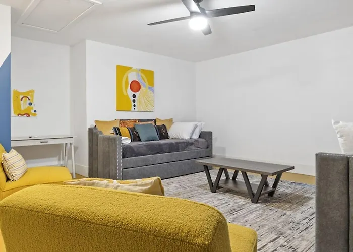 Just Listed Modern Classy 4 Bdrm Heart Of Oldtown Holiday home *