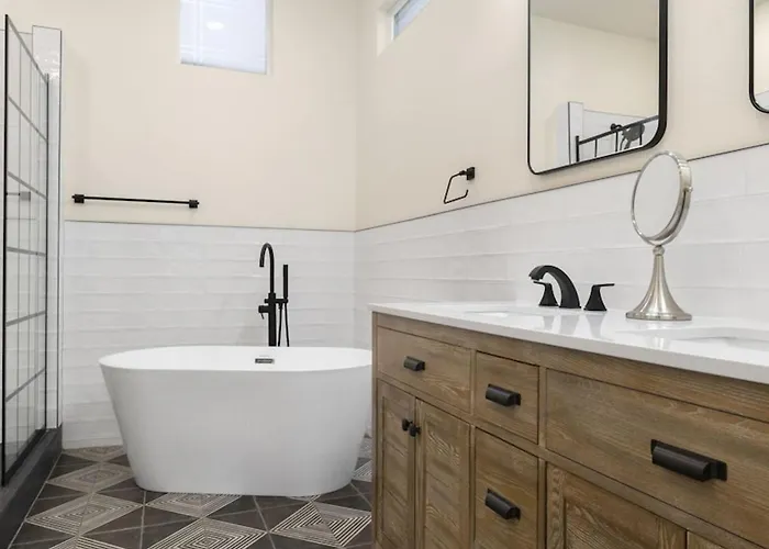 Just Listed Modern Classy 4 Bdrm Heart Of Oldtown