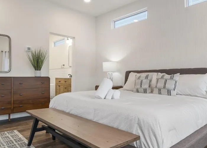 Just Listed Modern Classy 4 Bdrm Heart Of Oldtown Holiday home