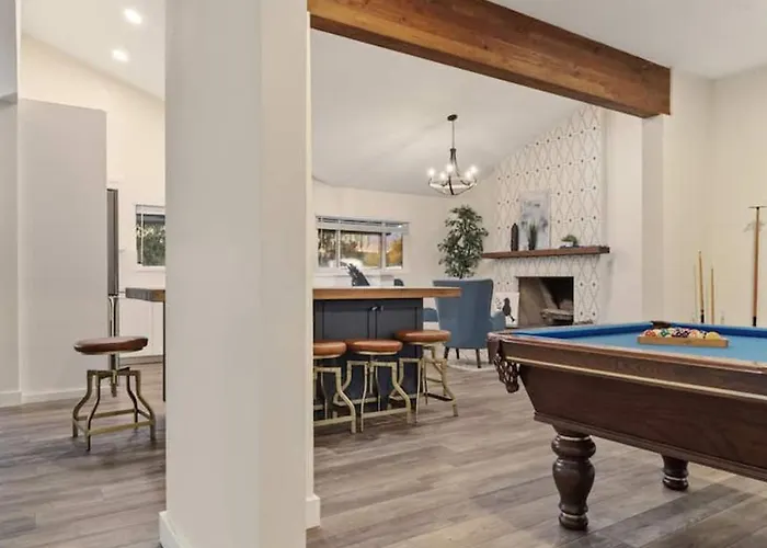 Just Listed Modern Classy 4 Bdrm Heart Of Oldtown Holiday home