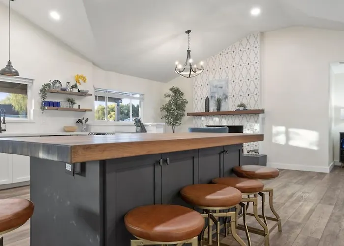 Just Listed Modern Classy 4 Bdrm Heart Of Oldtown *