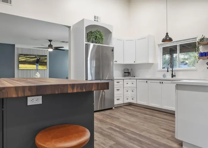 Just Listed Modern Classy 4 Bdrm Heart Of Oldtown Holiday home *
